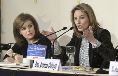 Deputy PM Soraya S&aacute;enz de Santamar&iacute;a (l), and the head of the Basque PP Arantza Quiroga.