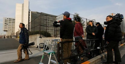 Reporteros toman posciiones en el exterior del centro de detención de Tokio donde está detenido Carlos Ghosn. 