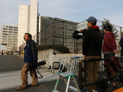 Reporteros toman posciiones en el exterior del centro de detención de Tokio donde está detenido Carlos Ghosn. 