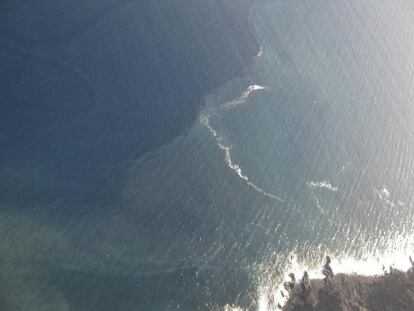 Foto del burbujeo observado al sur de la isla que los científicos ubicaron al oeste justo sobre la supuesta erupción.