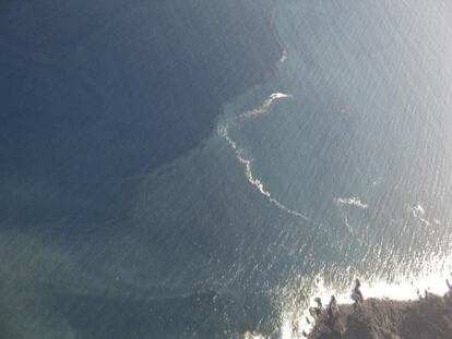 Foto del burbujeo observado al sur de la isla que los científicos ubicaron al oeste justo sobre la supuesta erupción.