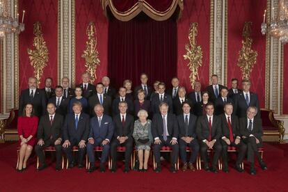 Foto de familia de los jefes de Estado participantes en la cumbre de la OTAN que se celebra en Londres junto a la reina Isabel II y su heredero, Carlos de Inglaterra, en el Palacio de Buckingham.