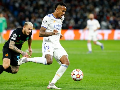 Militao controla la pelota ante Dimarco, durante el Real Madrid-Inter de este martes.