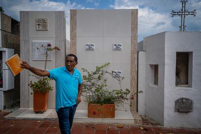 Alcides Gutiérrez, “Chide”, camina en el cementerio del pueblo, en La Paz, César, el 4 de octubre del 2022.