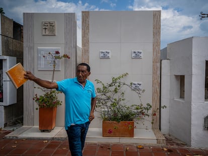 Alcides Gutiérrez, “Chide”, camina en el cementerio del pueblo, en La Paz, César, el 4 de octubre del 2022.