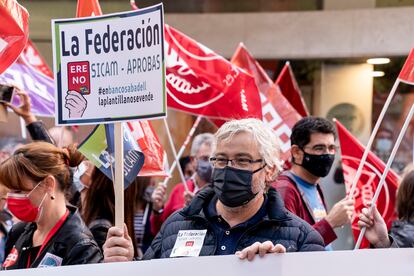 Empleados del Banco Sabadell en una manifestación de rechazo al ERE este mes de octubre.