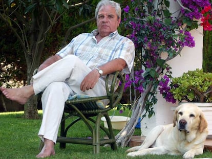 El escriptor Juan Marsé amb el seu gos Simón, ala seva casa de Calafell, el 2003.