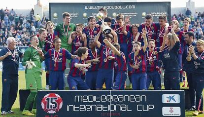 El Barça infantil celebra el títol al MIC el 2015.