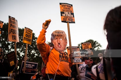 Manifestantes contrarios a Trump se reúnen en la plaza Black Lives Matter, cerca de la Casa Blanca, mientras esperan los resultados electorales de 2020.