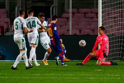 Messi marca su segundo gol al Elche.