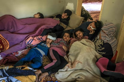 Miembros de la familia palestina al-Rifi, que sobrevivieron a un bombardeo israelí, descansan en una casa tras recibir tratamiento en un hospital, este viernes en Deir al Balah, en el centro de la Franja.