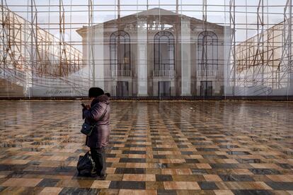 Una mujer frente al Teatro Dramático de Mariupol, bombardeado por Rusia y ahora objeto de su plan de reconstrucción para la urbe, fotografiado el 8 de diciembre de 2022. 