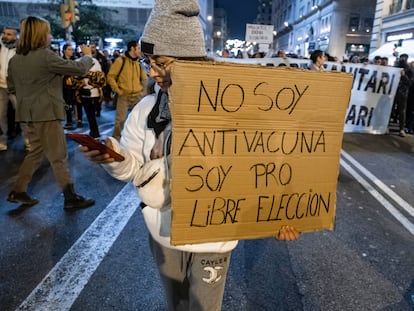 Una manifestante en una protesta contra el 'pasaporte covid' en Barcelona.