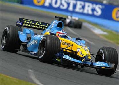 Fernado Alonso  en el circuito Albert Park, durante los entrenamientos oficiales del Gran Premio de Fórmula 1 de Australia que se celebrará mañana.