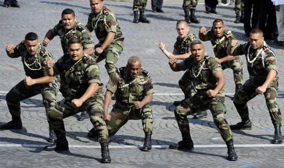 "Le XV du Pacifique", un equipo de rugby del Ejército francés baila la tradicional Haka durante el desfile en los Campos Elíseos.