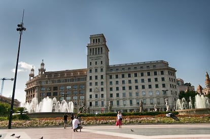 Edificio de la antigua sede de Banesto (derecha) en la plaza Cataluña de Barcelona.