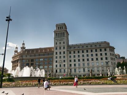 Edificio de la antigua sede de Banesto (derecha) en la plaza Cataluña de Barcelona.