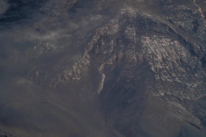 La ceniza volcánica cae por las laderas del Popocatépetl y es arrastrada por el viento. Las comunidades aledañas y la ciudad de Puebla, permanecen con las recomendaciones, como usar cubrebocas, tapar tinacos y cerrar las ventanas. 