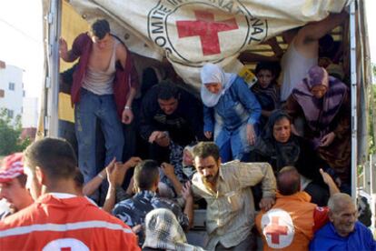 Miembros de la Cruz Roja internacional ayudan a evacuar el pueblo libanés de Al Kiam, próximo a la frontera con Israel, donde el marte, se llevó a cabo un ataque aéreo israelí.