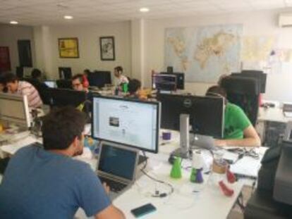 CartoDB tiene actualmente 30 empleados. Arriba, algunos en su oficina de Madrid.