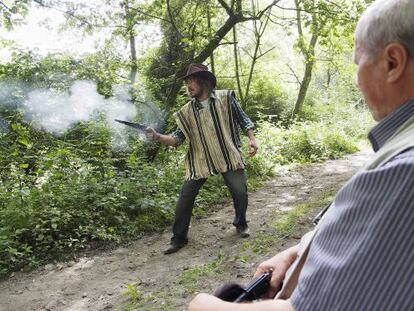 Anxo Manuel Lamelo interpreta a 'Chicano' en la aldea de Perros (Sarria) ante la mirada del director cinematográfico Radilo.