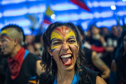 Una seguidora de Petro festeja afuera de la sede de campaña del candidato de Pacto Histórico, la Movistar Arena en Bogotá, Colombia.