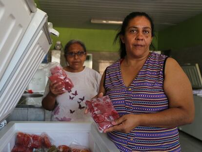 Ivanilda Barbosa y Maria Jos&eacute; Alves en la industria de pulpa de frutas.