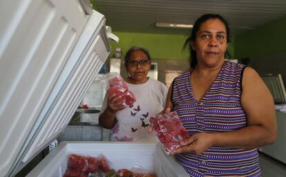 Ivanilda Barbosa (à dir.) e Maria José Alves trabalham na agroindústria de polpas de frutas em Pernambuco.