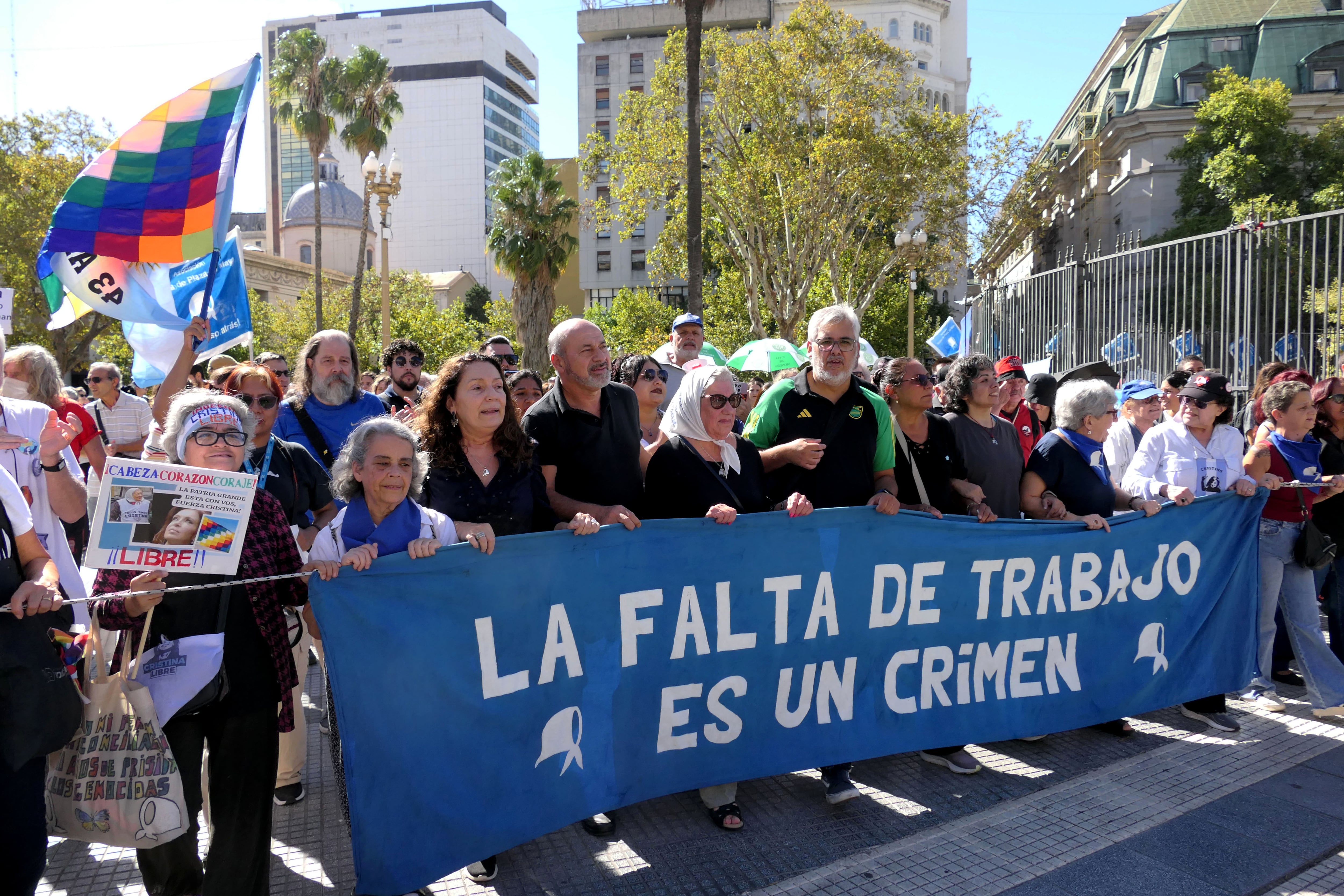 Las Madres de Plaza de Mayo completan su ronda número 2.500 y mantienen viva la memoria de los desaparecidos en Argentina