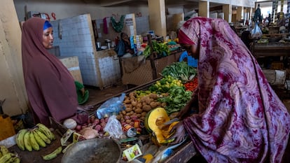 Una mujer compraba en el mercado de Ansoloti, en Mogadiscio (Somalia), en junio de 2022.