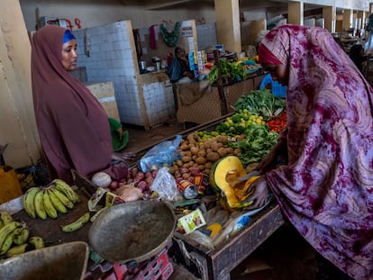 Una mujer compraba en el mercado de Ansoloti, en Mogadiscio (Somalia), en junio de 2022.