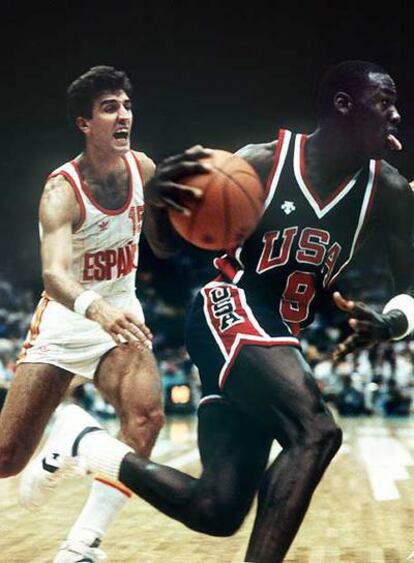 Epi (izquierda) persigue a Michael Jordan en la final de Los Ángeles.