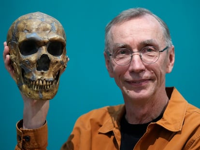 Svante Paabo posa este lunes con la réplica de un cráneo de neandertal en el Instituto Max Planck de Leipzig.