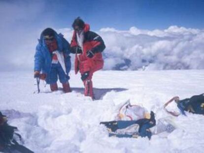 Mònica y Magda, en la cima del Cho Oyu en 1989.