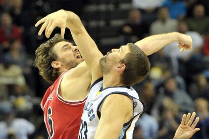 Pau i Marc Gasol fan el salt inicial durant un Chicago-Memphis.