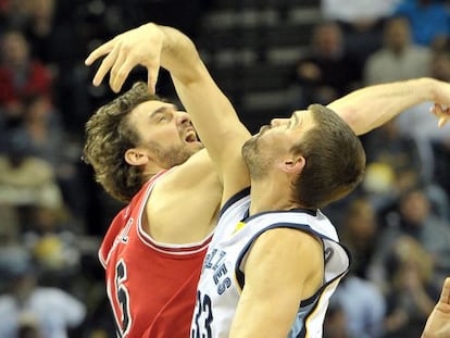 Pau i Marc Gasol fan el salt inicial durant un Chicago-Memphis.