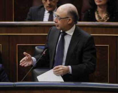 El ministro de Hacienda, Cristóbal Montoro, durante su intervención en la sesión de control al Gobierno. EFE/Archivo