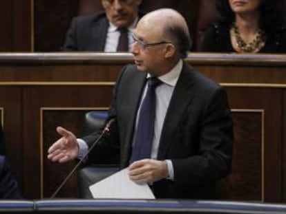 El ministro de Hacienda, Cristóbal Montoro, durante su intervención en la sesión de control al Gobierno. EFE/Archivo