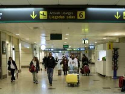 En la imagen, viajeros transitan por los pasillos de la T-2 del aeropuerto de Madrid-Barajas. EFE/Archivo