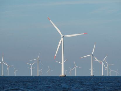 Vista de las turbinas del parque eólico marino de Orsted cerca de Nysted, Dinamarca.