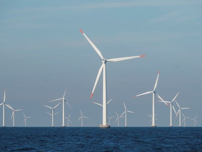 Vista de las turbinas del parque eólico marino de Orsted cerca de Nysted, Dinamarca.