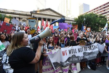 Mulheres participam de uma manifestação para celebrar o Dia Internacional da Mulher em Melbourne (Austrália).