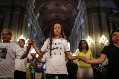 Uma das presentes na celebração foi Bruna Silva (no centro da foto), mãe de Marcos Vinícius, um adolescente de 14 anos que foi morto no dia 21 de junho deste ano na Maré durante uma operação policial. Muito emocionada, foi abraçada e consolada por várias pessoas que participaram do ato desta segunda.