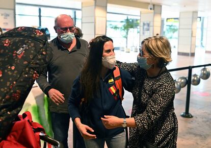 
La subcampeona olímpica de halfpipe, Queralt Castellet, regresó este miércoles a España tras la consecución de la plata en Pekín. En la imagen, la especialista en snowboard es recibida por aficionados y familiares en al aeropuerto Adolfo Suárez-Madrid Barajas.