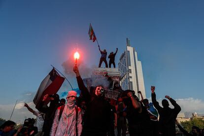 Un manifestante levanta una bengala en la Plaza de la Dignidad, en Santiago de Chile.