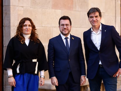 Pere Aragonès, presidente de la Generalitat acompañado por la nueva vicepresidenta del Ejecutivo, Laura Vilagrà y por el nuevo viceconseller de Estrategia, Sergi Sabrià, este martes en Barcelona.