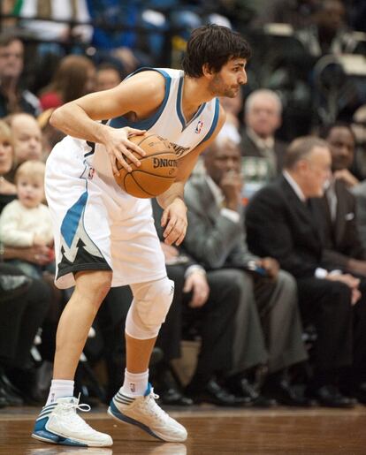 Ricky controla el baln durante el partido disputado en el Target Center.