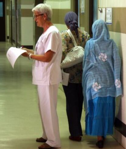 Inmigrantes en el centro de salud Alameda, en Madrid.