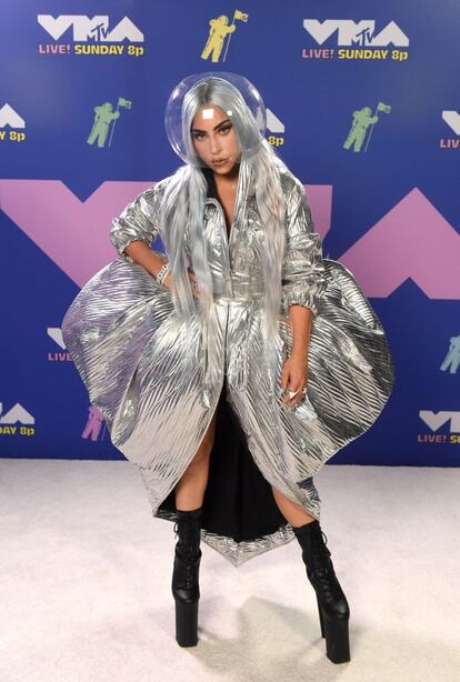 "Es un signo de respeto, llevad máscara", dijo anoche Lady Gaga sobre por qué lucía mascarilla mientras ejercía como conductora de la gala de los Video Music Awards de la MTV.

Fiel a su estilo, lució múltiples estilismos. Aquí, imitando al Moon prize (el galardón que diseñó Jeremy Scott en su día), con abrigo plateado de Area, una burbuja de Muscarella, y plataformas de negras de Pleasers.