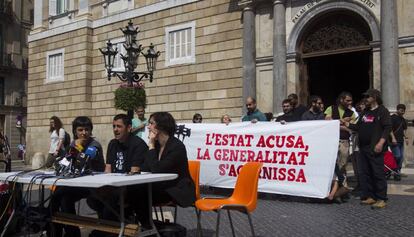 Anna Gabriel, amb Iván Fajardo i Ana Franquesa, a la plaça Sant Jaume durant l'acte.